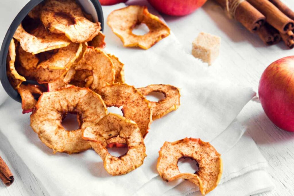 chips di mele dolci sparse