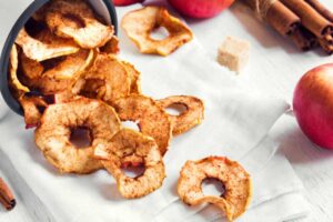 chips di mele dolci sparse