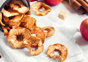 chips di mele dolci sparse