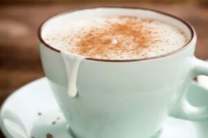 cioccolata calda bianca con cannella