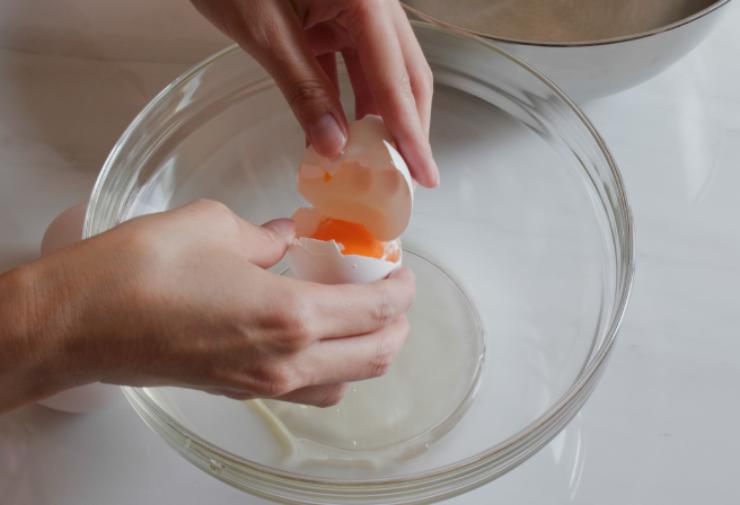 Prendiamo una ciotola e al suo interno rompiamo l’uovo: accorpiamo lo zucchero e lavoriamo con un frullino per amalgamare i due composti;