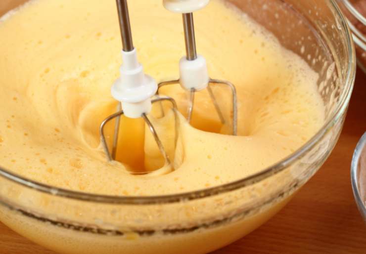 A parte setacciamo le polveri: farina, lievito e cacao e amalgamiamo. In un’altra ciotola lavoriamo le uova con lo zucchero fino ad ottenere un composto omogeneo;