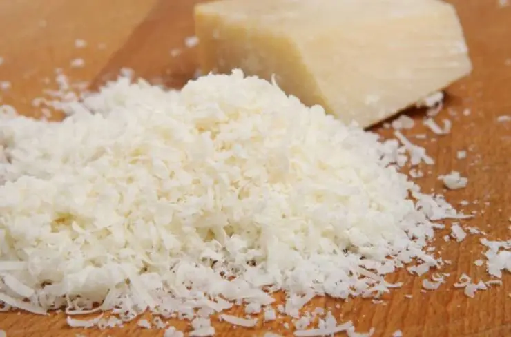 Intanto, in una ciotola, andiamo a riversare il parmigiano e il pecorino, il pangrattato e un pizzico di sale e pepe. Insaporiamo con aromi a piacere e condiamo con un filo d’olio, rimescolando. Scoliamo e sgoccioliamo i carciofi e tagliamoli a pezzetti o fettine.