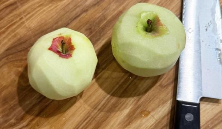 Quando lo zucchero sarà del tutto sciolto spegniamo la fiamma e riversiamo lo sciroppo in un recipiente, poi lasciamo raffreddare. Andiamo ora a lavare le mele e sbucciamole, quindi tagliamole a fettine molto sottili dopo aver tolto il torsolo (vi consiglio di usare una mandolina). Immergiamo le fettine di mela nel recipiente con lo sciroppo;&nbsp;