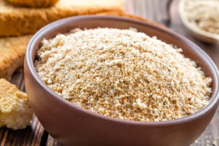 Andiamo a tamponare via l’acqua in eccesso usando della carta assorbente e in tre ciotole diverse riversiamo farina, uova e pangrattato;