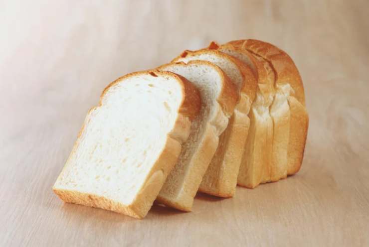 Prendiamo le fette di pancarré e farciamole: su una fetta mettiamo il prosciutto cotto e una fettina di sottiletta, poi chiudiamo con un’altra fetta formando una sorta di sandwich. Andiamo avanti così fino a finire il pancarré;