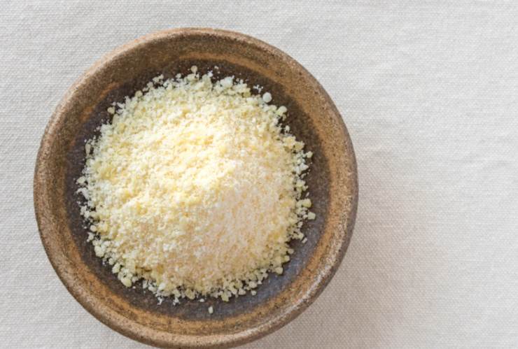 Andiamo quindi a unire, in una ciotola, il pangrattato e il parmigiano, poi insaporiamo con sale, pepe e gli aromi che preferiamo e sbricioliamo anche la mollica di pane;