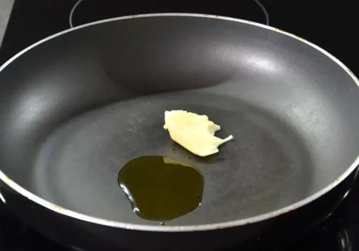 Se decidiamo di cuocere in padella gli involtini andiamo a sciogliere, in una padella antiaderente, un cucchiaio di burro insieme ad un giro abbondante di olio d’oliva. Uniamo una spolverata degli aromi che preferiamo;