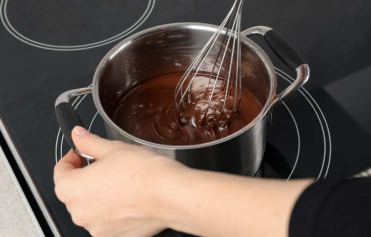 Una volta che il composto sarà tiepido uniamo lo zucchero e lavoriamo con una frusta, quindi accorpiamo un uovo alla volta continuando a sbattere e uniamo anche il latticello;