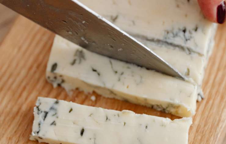 Intanto sbucciamo il gorgonzola e tagliamolo a pezzetti, quindi sistemiamo in un tegame e uniamo la panna. Portiamo sul fuoco a fiamma dolce e lasciamo sciogliere, rimescolando per amalgamare le due creme;