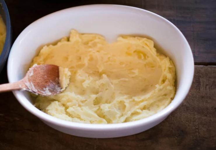 Una volta a bollore andiamo a salare e poi procediamo a calare. Sgoccioliamo le patate e schiacciamone metà per ridurle in crema;