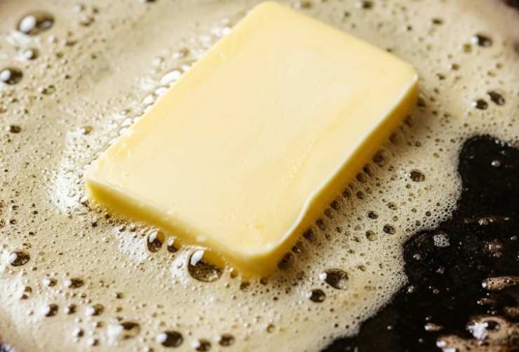 Mentre le patate si lessano dedichiamoci alla besciamella se vogliamo farla a casa: sciogliamo il burro in un tegame e scaldiamo, intanto, il latte in un altro tegame;