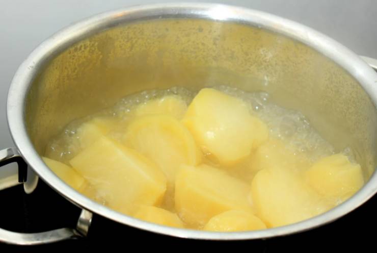 Immergiamole in una pentola con acqua salata e portiamo sul fuoco: sbollentiamo un quarto d’ora, il tempo di intenerirle (dovremo poterle infilzare con una forchetta senza fatica);