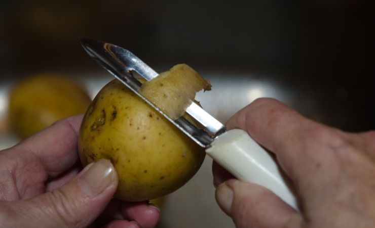 Laviamo e sbucciamo le patate, immergiamo anche queste in acqua salata e lessiamo a fiamma dolce. Una volta tenere le lenticchie e le patate scoliamo e sgoccioliamo, quindi riversiamole in una ciotola;
