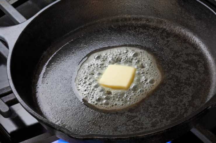 Intanto sciogliamo il burro in una padella, uniamo un filo d’olio d’oliva e gli spinaci (io uso quelli surgelati). Lasciamo cuocere fino a farli appassire, rimescolando di tanto in tanto, per una decina di minuti;