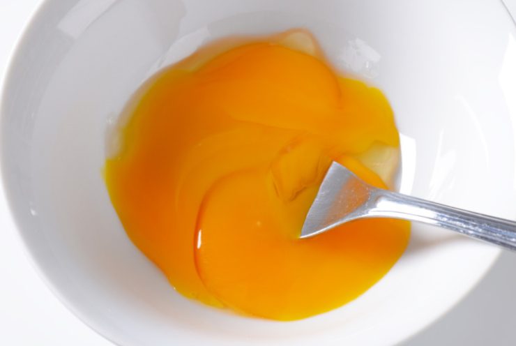 Usiamo i quadrati non farciti per coprire quelli con la crema, facendo aderire i bordi e creando, così, quadrati ripieni di crema. Sistemiamo tutti i nostri ravioli su di una teglia da forno foderata e in una ciotola andiamo a sbattere l’uovo insieme al latte;