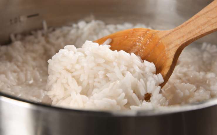 Lasciamo cuocere il riso il tempo necessario, aggiungendo brodo all’occorrenza e avendo cura di rimescolare di tanto in tanto. Quando il riso sarà ormai quasi tenero facciamo assorbire il brodo in eccesso e andiamo ad unire il burro e il pecorino grattugiato;