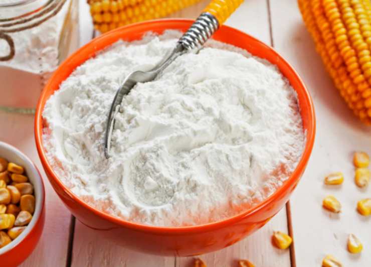 Uniamo adesso l’amido di mais e un filo d’olio al composto. Insaporiamo con un pizzico di sale e pepe e con gli aromi che preferiamo. Mescoliamo il tutto e poi aggiungiamo un goccio d’ acqua: regoliamoci a occhio per ottenere un composto appiccicoso e omogeneo. Lasciamo riposare mentre scaldiamo una padella antiaderente di medie dimensioni e dai bordi alti;