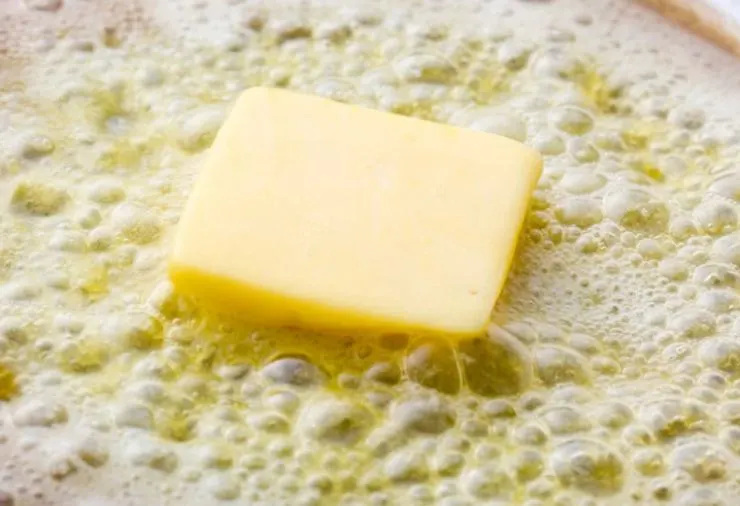 In un tegame capiente e dai bordi alti andremo a sciogliere il burro e una volta fuso accorperemo prima le patate e poi i broccoli. Faremo soffriggere a fiamma dolce per qualche minuto, rimescolando e poi inizieremo ad unire i primi coppini di brodo caldo;