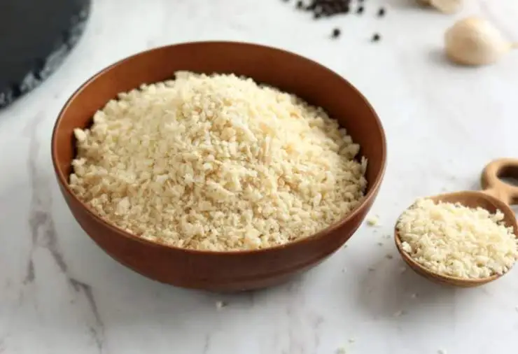 Spolveriamo adesso il parmigiano e il pangrattato, rimescolando di nuovo così da ricoprire per bene. Adiamo poi a insaporire con un pizzico di sale, pepe e degli aromi che più ci piacciono;