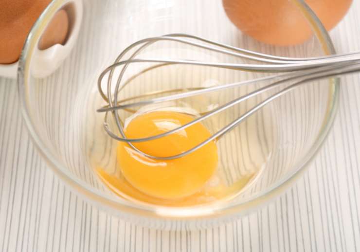 Tamponiamo via l’acqua in eccesso con della carta assorbente e poi rotoliamole nella farina, che avremo versato in una ciotola, impanandole con cura. A parte sbattiamo le due uova con un pizzico di sale e pepe;