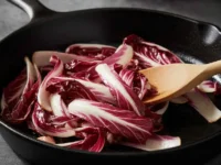 una pdella con del radicchio croccante e l'ingrediente segreto