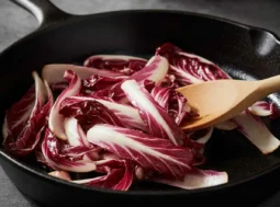 una pdella con del radicchio croccante e l'ingrediente segreto