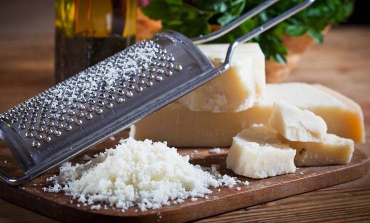 Aggiungete un paio di cucchiai di brodo di carne caldo e procedete a fuoco medio con il coperchio, attendendo per circa un minuto che il parmigiano si fonda. Servite subito, ben calde e saporite e gustatele in tutta la loro bontà!