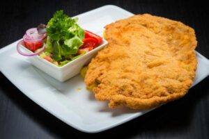 cotoletta di cavolfiore in piatto bianco