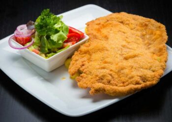 cotoletta di cavolfiore in piatto bianco