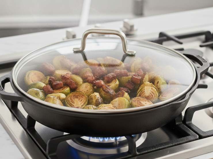 Sfumate con l’acqua (o il brodo), aggiustate di sale e pepe, coprite con un coperchio e cuocete per circa 8/10 minuti a fiamma media. Togliete il coperchio, alzate la fiamma e lasciate evaporare l’umidità residua per un ultimo minuto: serviteli subito, con la crosticina croccante fuori e ricchi di sapore.