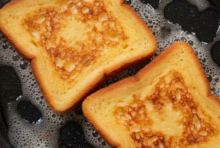 Scaldiamo una padella antiaderente con un filo d’olio d’oliva o una noce di burro. Immergiamo ogni sandwich nel composto di uova, inzuppiamo bene e mettiamo in padella. Cuociamo a fiamma media, girando come facciamo con la frittata per dorare entrambi i lati;