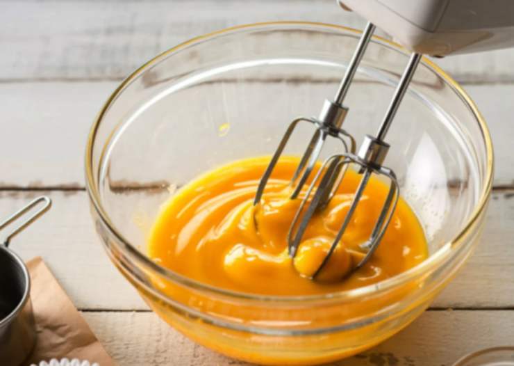 In una ciotola, intanto, sbattiamo le uova insieme al parmigiano, al sale e al pepe e una volta che le patate saranno dorate su entrambi i latti riversiamo anche il composto di uova in padella;