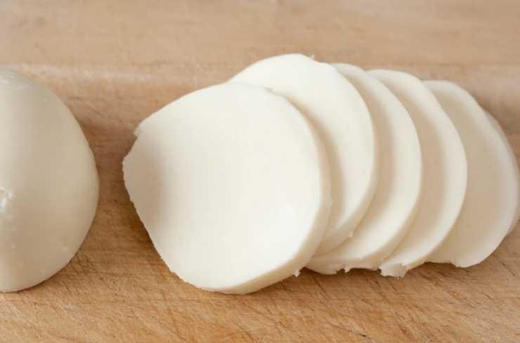 Prepariamo una pirofila da forno e sul fondo versiamo due o tre coppini di besciamella. Adagiamo le sfoglie di lasagna (se usiamo le fresche non occorre il bollo) e ricopriamo con un altro coppino di besciamella e poi con lo speck sminuzzato e la mozzarella a pezzetti;