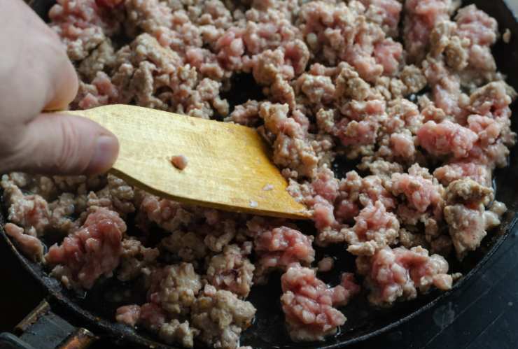 Quando le salsicce avranno preso colore andiamo a sfumare con un goccio di vino bianco e lasciamo evaporare, saltando per qualche altro minuto. A questo punto spegniamo la fiamma e uniamo la ricotta. Mescoliamo per unire alle salsicce e insaporiamo con sale e pepe a nostro gusto;