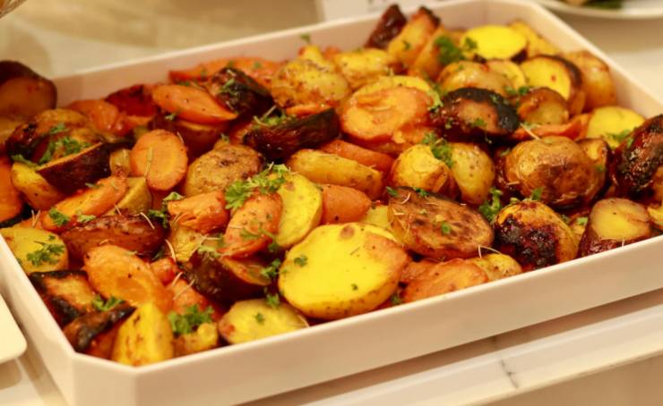 Scoliamole e sgoccioliamole per bene, riversandole in una ciotola. Uniamo un filo abbondante di olio d’oliva e un pizzico di sale e pepe. Proseguiamo insaporendo con gli aromi che vogliamo: io uso paprika e rosmarino, ma voi scegliere ciò che preferite;