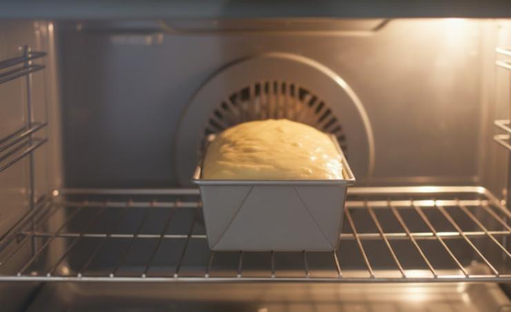 Quando avremo ottenuto una crema liscia e senza grumi riversiamola in uno stampo per plumcake foderato. Cuociamo in forno a 180 gradi per circa mezz’ora. Quando il plumcake sarà ben dorato togliamo dal forno e lasciamo raffreddare del tutto, coprendo con un canovaccio;