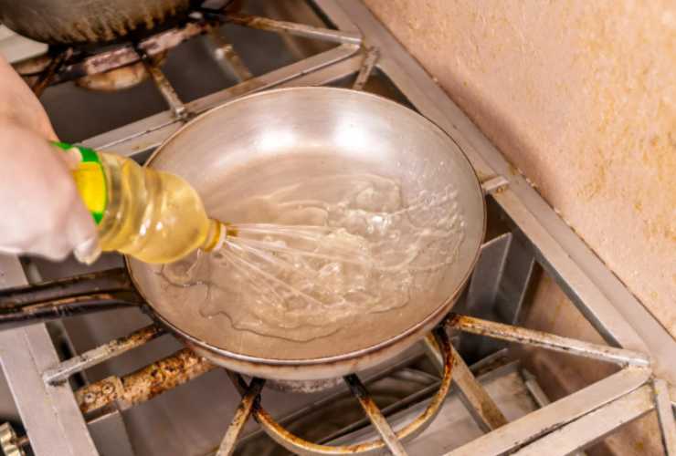 Scaldiamo ora l’olio per friggere in una padella e quando sarà ben caldo immergiamo le polpette. Lasciamole dorare per bene su tutti i lati e poi togliamole dall’olio sgocciolando via l’eccesso.