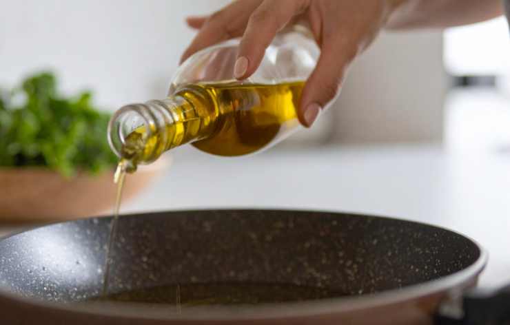 Scaldiamo un filo abbondante di olio d’oliva in una padella antiaderente e una volta caldo adagiamo gli spiedini e sfumiamo col vino bianco. Lasciamo cuocere e dorare da un lato e poi capovolgiamo;