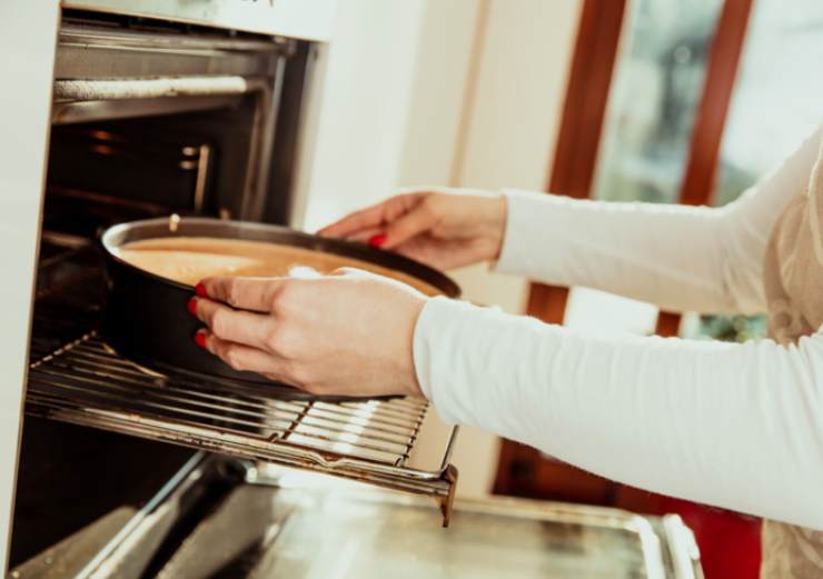Riversiamo il composto ottenuto in uno stampo per dolci foderato e livelliamo. Inforniamo la torta a 180 gradi e lasciamo cuocere in modalità statica per 40/50 minuti, fino a quando la prova stecchino ci dirà che la torta è ben cotta e mollicosa;