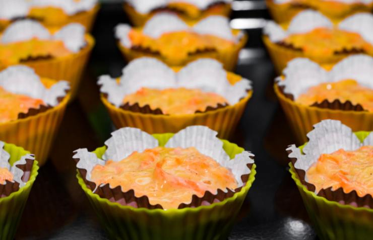 Andiamo ora a riversare il composto negli stampini da forno ben imburrati o oleati, ricordando di lasciare un dito di spazio dal bordo;