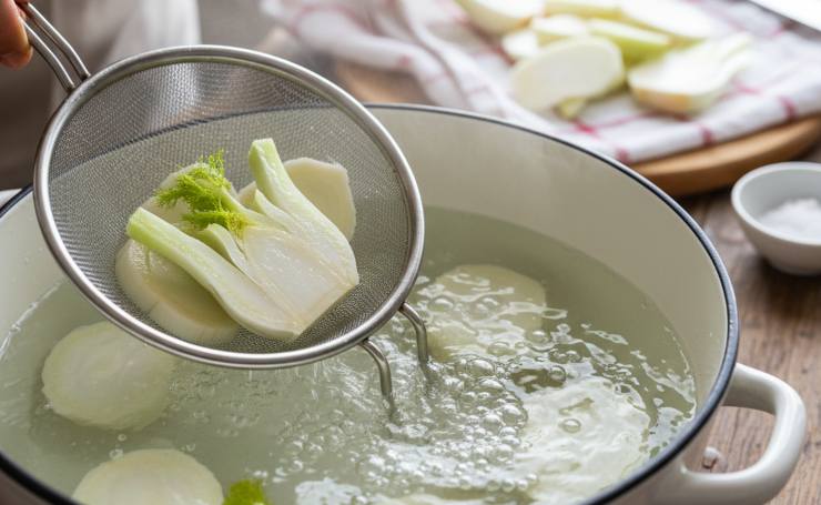 Pulite i finocchi eliminando le barbette e la parte esterna più dura: tagliateli a fette spesse circa un centimetro e tuffateli in acqua bollente salata per soli 3/4 minuti. Scolate ed asciugate bene con un canovaccio: questo passaggio è essenziale per renderli belli teneri dentro e croccanti fuori.