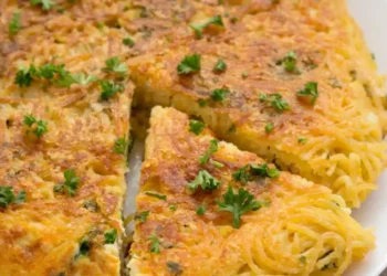 frittata di spaghetti con fetta tagliata