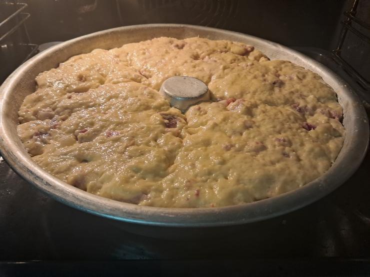 Fate lievitare fino al raddoppio in un luogo caldo ed asciutto (io nel forno leggermente riscaldato): ci vorranno circa 2 ore. Al termine accendete il forno a 180 gradi e cuocete per circa 35/40 minuti o fino a che apparirà dorato in superficie. Estraetelo e fatelo intiepidire un attimo, quindi servitelo!