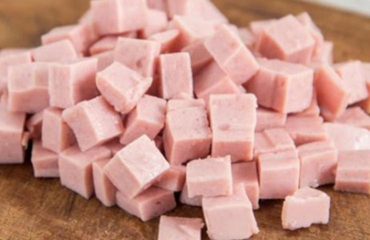 Prendete una pirofila, stendete un velo di besciamella sul fondo della teglia e fate uno strato di pasta, poi ragù, besciamella, prosciutto a cubetti, mozzarella tagliata e ben sgocciolata, emmenthal e parmigiano grattugiato. Continuate con altri strati, quindi chiudete con besciamella abbondante e una spolverata generosa di parmigiano grattugiato.