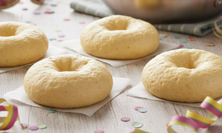 Ora lasciate lievitare ancora al caldo fino al raddoppio (io circa 3 ore): dovranno apparire belle gonfie ed alte. A questo punto versate abbondante olio di semi in una padella e portatelo alla temperatura ideale di 170 gradi (se avete un termometro). Diversamente dovrà essere ben caldo, ma senza eccedere altrimenti si cuoceranno all’esterno restando però crude all’interno.