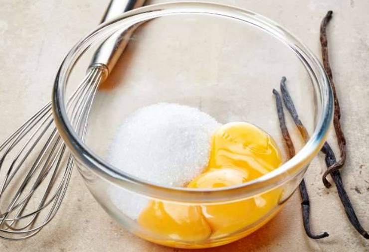 Accendete il forno a 180 gradi in modalità statica e imburrate ed infarinate uno stampo a ciambella. Rompete le uova in una ciotola capiente, unite lo zucchero e lavoratele con una frusta fino ad ottenere un composto chiaro e spumoso.