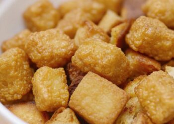 pezzi di pane fritto dorati