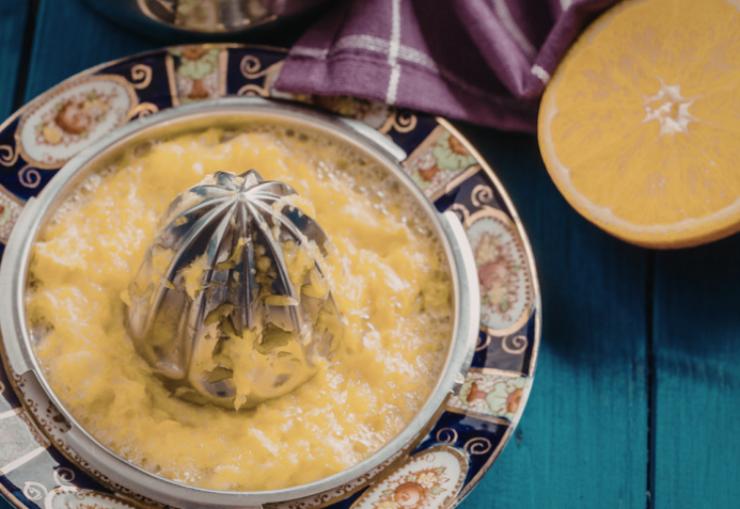 Accorpiamo l’olio di semi e poi laviamo e grattugiamo la buccia di un’arancia, aggiungendola alla ciotola. Spremiamo anche il succo dell’arancia, filtriamolo e uniamo al resto degli ingredienti;