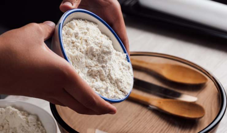 Uniamo il composto di uova al cioccolato fondente fuso col burro e amalgamiamo con una frusta. Setacciamo ora le polveri e lavoriamo fino ad ottenere una crema senza grumi;